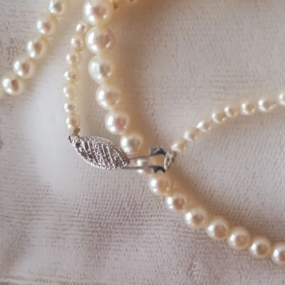 Vintage Set of Graduating Pearl Necklace and Earrings In Cream Case - Picture 3 of 4